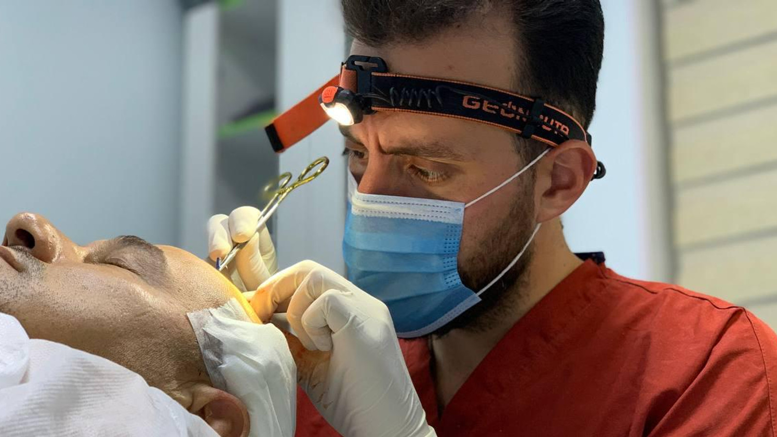 Ultra Hair Transplant klinik ekibinden çalışma anı